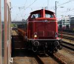 Aus Vienenburg mit einem kleinen Bauzug zu Gast in Neumnster ist die 211 019-5 hier zu sehen. NMS 06.08.13