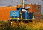 EVB V 1353 oder 1 213 338-7(Unt/HB X/10.02.12)dieselt hier während eines Schauers(wir mussten unter einer Brücke warten) vorbei am Umspannwerk HH-Waltershof/Dradenau. 06.09.2014