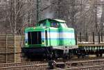 Oster-Ei....Redler Service 1 211 030-2(ex DB V100 1030, remotorisiert 1998 durch Gmeinder mit Caterpillar 3512 Ti-Ta 1000kW Motor, REV/MAL/21.08.14)dieselt hier mit ihrer lustigen Lackierung und einem Schwellentransportwagenzug(10 Stck. Sps 466) durch HH-Harburg. 01.04.2015(975)