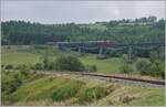 Die Diesellok 211 041-9 (92 80 1211 041-9 D-NeSA) mit ihrem  Morgenzug  überquert den 252,5 Meter langen Biesenbach Viadukt.