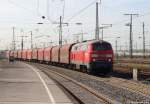 225 020-7 fhrt am 9.4.11 mit einem kurzen Gz durch den Duisburger Hauptbahnhof.