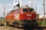Im Sptsommer 2004 stand 200096 der OHE abgestellt unter dem Containerkran des Containerterminals in Kreuztal. (Bild wurde eingescannt und ist eins meiner ersten vernnftigen Eisenbahnfotos...)