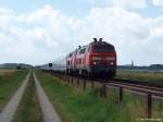 218 371-3 und 218 397-8 rauschen am 15.7.10 mit dem IC 2314 nach Westerland (Sylt) bei Epenwrden gen Norden.