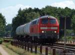 Mit dem Kesselwagenzug nach Westerland (Sylt) fhrt 218 314-3 bei Lunden am Fuzzi vorbei. 15.7.10