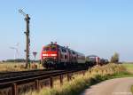 218 372-1 und 218 366-3 fahren am 9.10.10 mit ihren Syltshuttle am Hp1 und Vr1 zeigenden Hauptsignal mit Vorsignal bei Klanxbll vorbei.