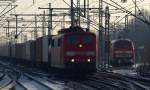 063. 151 034-6 zog ihren Containerzug an der in HH-Harburg abgestellten 218 208-7 vorbei. 4.12.10