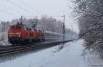 218 371-3 und 218 366-3 fahren am 20.12.10 mit dem IC 2001 nach Hamburg-Altona durch den Ort Prisdorf gen Sden.