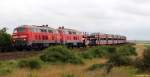 218 359-8 und 218 340-8 fahren am 13.7.10 mit dem Syltshuttle nach Westerland (Sylt) durch die Morsumer Fotokurve hindurch.