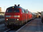 218 389-5 und 218 344-0 fahren am 28.1.11 mit dem IC 2310 nach Westerland (Sylt) aus dem Bhf. Husum ab.
