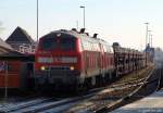 218 314-3 und 218 307-7 stehen am 29.1.11 mit dem Syltshuttle aus Niebll an der Laderampe in Westerland (Sylt) und warten darauf, dass ihr Zug entladen wird.