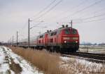 218 369-7 und 218 366-3 ziehen am 19.2.11 den IC 2074 nach Westerland (Sylt) bei Borsfleth durch die Landschaft.