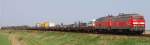 218 359-8 und 218 363-0 rollen am 23.4.11 bei Klanxbll mit dem Syltshuttle gen Niebll am Fuzzi vorbei.