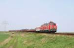 Mit dem Syltshuttle nach Niebll dieseln 218 364-8 und 218 342-4 am 23.4.11 bei Klanxbll am Fuzzi vorbei aufs Festland.