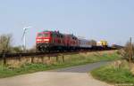218 340-8 und 218 311-9 dieseln am 23.4.11 mit dem Syltshuttle nach Niebll am B Dreieckskoog durch die weite Landschaft.