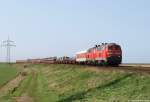 Mit dem Syltshuttle nach Niebll fahren 218 397-8 und 218 380-4 am 23.4.11 bei Klanxbll durch die weite, verlassene Landschaft.