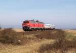 Mit dem IC 2072 nach Westerland (Sylt) fahren 218 381-2 und 218 386-1 am 2.4.11 bei der Morsumer Nssespitze am Fuzzi vorbei.