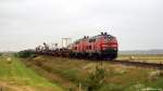218 344-0 und 218 380-4 ziehen am 5.7.11 das Syltshuttle nach Niebll kurz vor Morsum durch die Felder.
