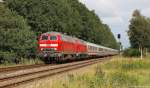 218 322-6 und 218 385-3 dieseln am 13.8.11 mit dem IC 2170 nach Westerland (Sylt) durch den kleinen Ort Burg (Dithmarschen) auf dem Weg gen Norden.