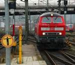 Die Mnchner 218 464-6 rangiert hier im Vorfeld des Kieler Bahnhofes umher um zum tanken zu fahren. 31.12.11