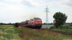 218 380-4 und 218 344-0 dieseln am Abend des 7.7.11 mit dem Syltshuttle nach Westerland (Sylt) bei Niebll weiter gen Nordseeinsel.