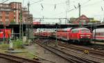 218 339-0 und 218 413-3 rollen hier mit dem Strandexpress in den Hamburger Hauptbahnhof. 5.5.12