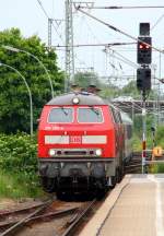 218 380-4 und 218 822-5 durchfahren Elmshorn mit einem unbekannten IC Richtung Hamburg. 09.06.12
