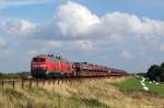 218 364-8 & 218 359-8 dieseln am 4.8.12 mit dem Syltshuttle nach Westerland (Sylt) bei Klanxbll auf den Hindenburgdamm zu.