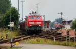 Mit ordentlichem Radau verlsst hier die 218 307-7 zusammen mit der 218 385-3 und einem voll ausgelasteten  SyltShuttle  den Bahnhof Niebll. 04.08.12
