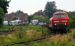 218 359-8 und 364-8 rumpeln hier mit ihrem Autozug von Westerland aus kommend durch Niebll gen Autoverladung. 04.08.12