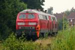 218 831-6(ex 218 394-5)ist zusammen mit der 218 389-5 die Zuglok des IC 2073 Sylter Strand und hat hier die Kurswagen fr den Zug nach Dagebll rangiert und wartet nun darauf wieder an den IC gehngt zu werden. Niebll 04.08.12