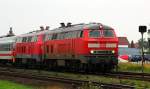218 389-5 und die 218 831-6 rangieren hier die Kurswagen nach Dagebll aufs richtige Gleis. Niebll 04.08.12
