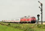 218 831-6 und 389-5 mit dem IC 2073 Sylter Strand aufgenommen am B Lehnshallig bei Niebll. 04.08.2012
