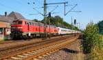 Wegen des Stellwerkausfalls in Itzehoe kam auch der von 218 362-2 und 380-4 gezogene IC 2310 aus Frankfurt mit gut 75min plus nach Schleswig, hier konnte ich ihn beim ausserplanmigen Halt fotografieren. Schleswig 15.08.2012
