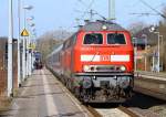218 341-6(Unt/HBX/190309)und 218 369-7(Unt/HBX/090709)mit dem IC 2311  Nordfriesland  beim Halt in Schleswig. Grund der Umleitung, Bauarbeiten an der Eiderbrcke. Schleswig 03.03.2013

