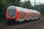 Die Kieler Woche startet und endlich fhrt man hier mit vernnftigen Zgen die auch Platz haben, hier kommt die RB nach Husum mit unterschiedlichen Dostos und 218 453-9 als Schublok. Schleswig 22.06.2013