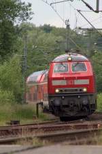 Mal etwas Dynamik(1)mit ins Bild gebracht...218 453-9 mit der RB nach Kiel kurz vor der Einfahrt in den Schleswiger Bahnhof aufgenommen vom B Karpfenteich. 22.06.2013