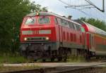 Mal etwas Dynamik(2)mit ins Bild gebracht...218 453-9 mit der RB nach Kiel kurz vor der Einfahrt in den Schleswiger Bahnhof aufgenommen am B Karpfenteich. 22.06.2013