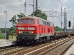 218 272 zieht die alten Bahnschwellen nach Vollendung der Bauarbeiten in Richtung Leipzig, 30.07.2013.