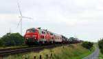 Durch die weite, verlassene Landschaft strebten 218 321-8 & 313-5 mit dem Syltshuttle nach Niebll bei Klanxbll am Fotografen vorbei.