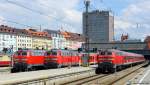 218 435-6, 218 493-5 & 218 472-9 trafen sich mit ihren Zügen am sonnigen 11.8.13 im Münchener Hbf.