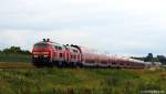 Mit dem RE 27013 nach Mühldorf (Oberbay) rollten 218 404-2 & 463-8 am 10.7.14 bei Ampfing durch die Wiesen.