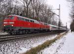 Mit dem IC aus Westerland (Sylt) durchfuhren am 19.12.09 die 218 389-5 und ihre Schwester den Prisdorfer Wald.