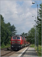 Die DB 218 427-3 verlässt mit ihrem IRE Meckenbeuren in Richtung Ulm.
