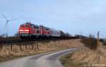 218 371-3 und ihre Schwester zogen am 13.3.10 den Syltshuttle durch die weite Landschaft kurz vor Klanxbll.