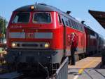 Meine Tochter beim  Klnschnack  mit dem Lokfhrer der 218 321-8 die zusammen mit der 218 307-7 einen IC nach Westerland brachte. Heide 13.7.10