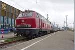 Die NeSA 218 155-0 steht mit der RB3 1825 nach Aalen (via Friedrichshafen und Ulm) in Singen (Hohentwiel). Die wundersch�n in 'altrot' gehaltene Lok hat die UIC Nummer 92 80 1 218 155-0 NESA und laut Anschrift die Zulassung in D, A, B , CH, H, S DK I ...