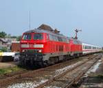 218 315-0 und 218 385-3 fahren am 31.7.10 mit dem IC 2311 in den Bhf. Niebll ein.
