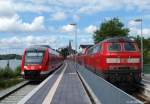 Der RE nach Lneburg und 218 453-9 mit der RB nach Kiel Hbf. trafen sich am 24.7.10 im Bhf. Pln.