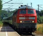 218 369-7 und 218 385-3 dieseln am 20.7.10 mit dem IC nach Westerland (Sylt) durch den Tornescher Bahnhof.