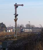 Vom Tinnumer Bahnbergang aus Richtung Osten blickend enstand diese Aufnahme der abgestellten NOB Paarung 223 014-2 plus 4 Married Pair Waggons. 29.1.11